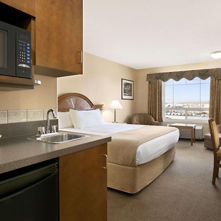 Super 8 By Wyndham High Level Ab Hotel Екстериор снимка