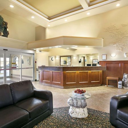 Super 8 By Wyndham High Level Ab Hotel Екстериор снимка