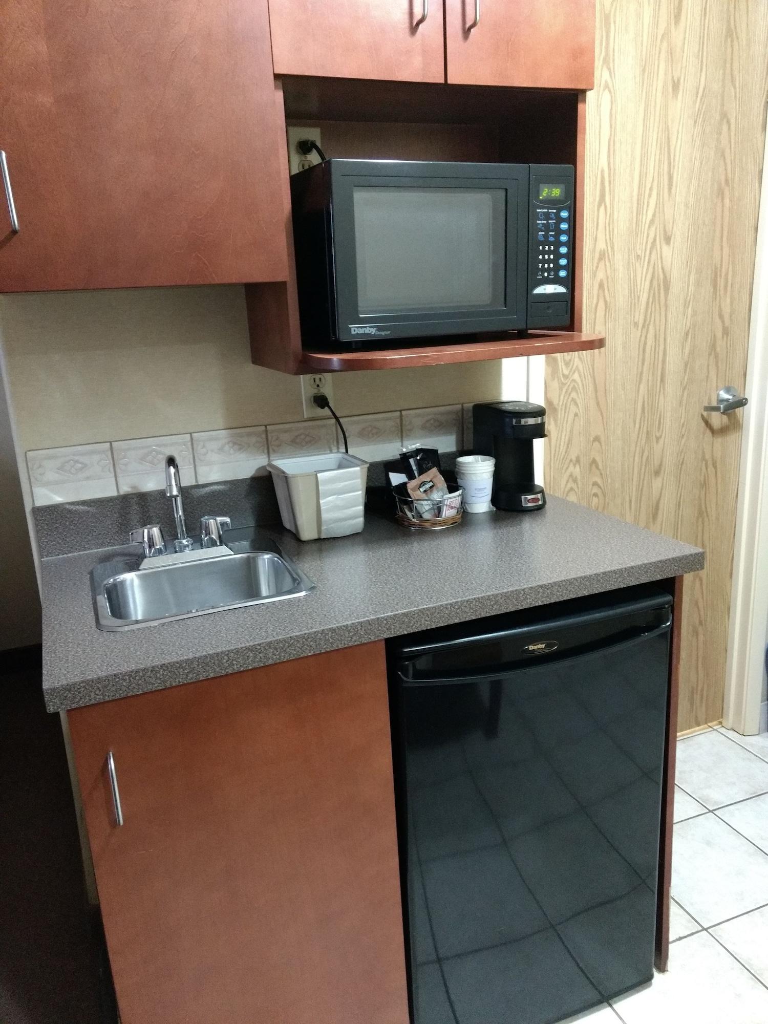 Super 8 By Wyndham High Level Ab Hotel Екстериор снимка