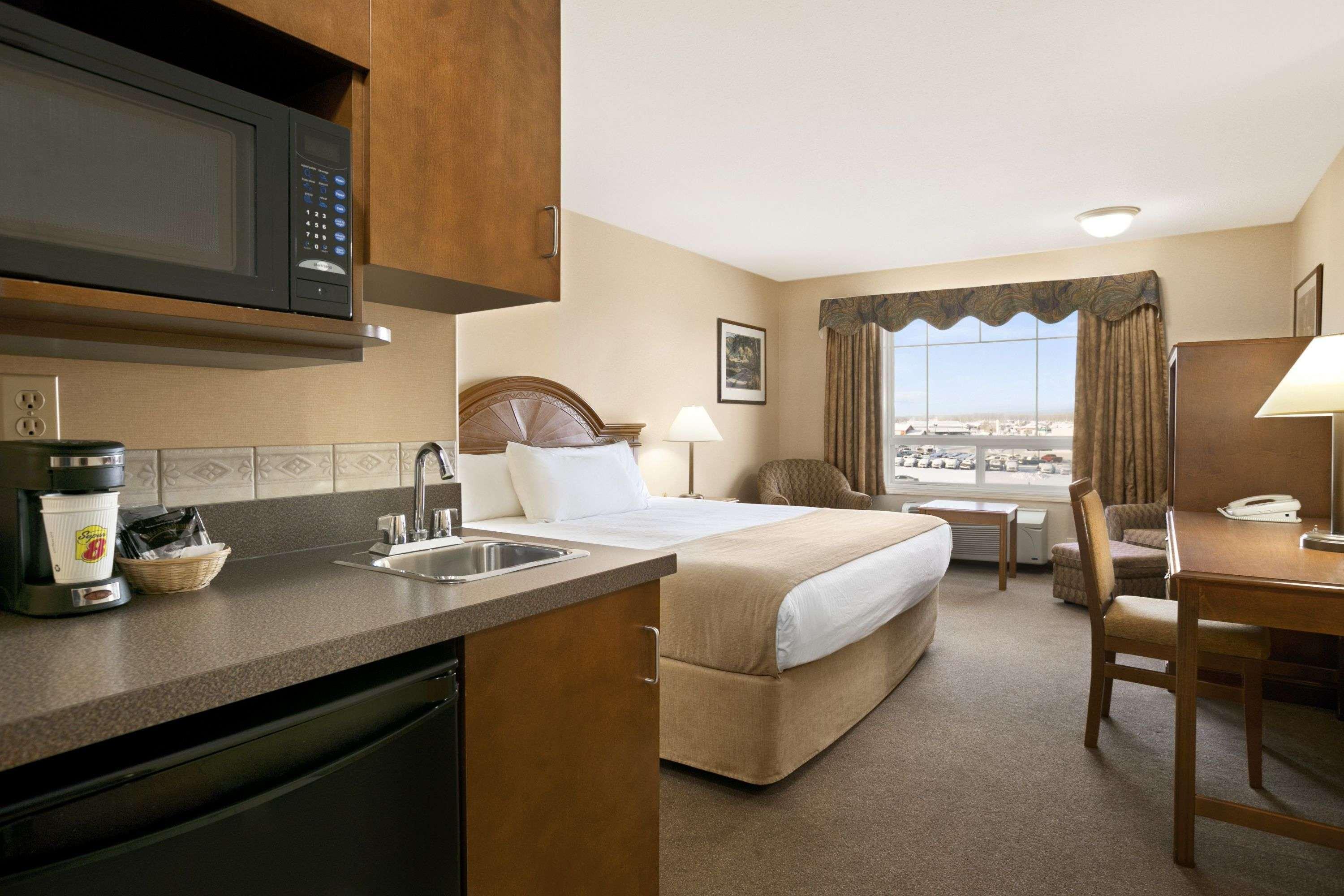 Super 8 By Wyndham High Level Ab Hotel Екстериор снимка