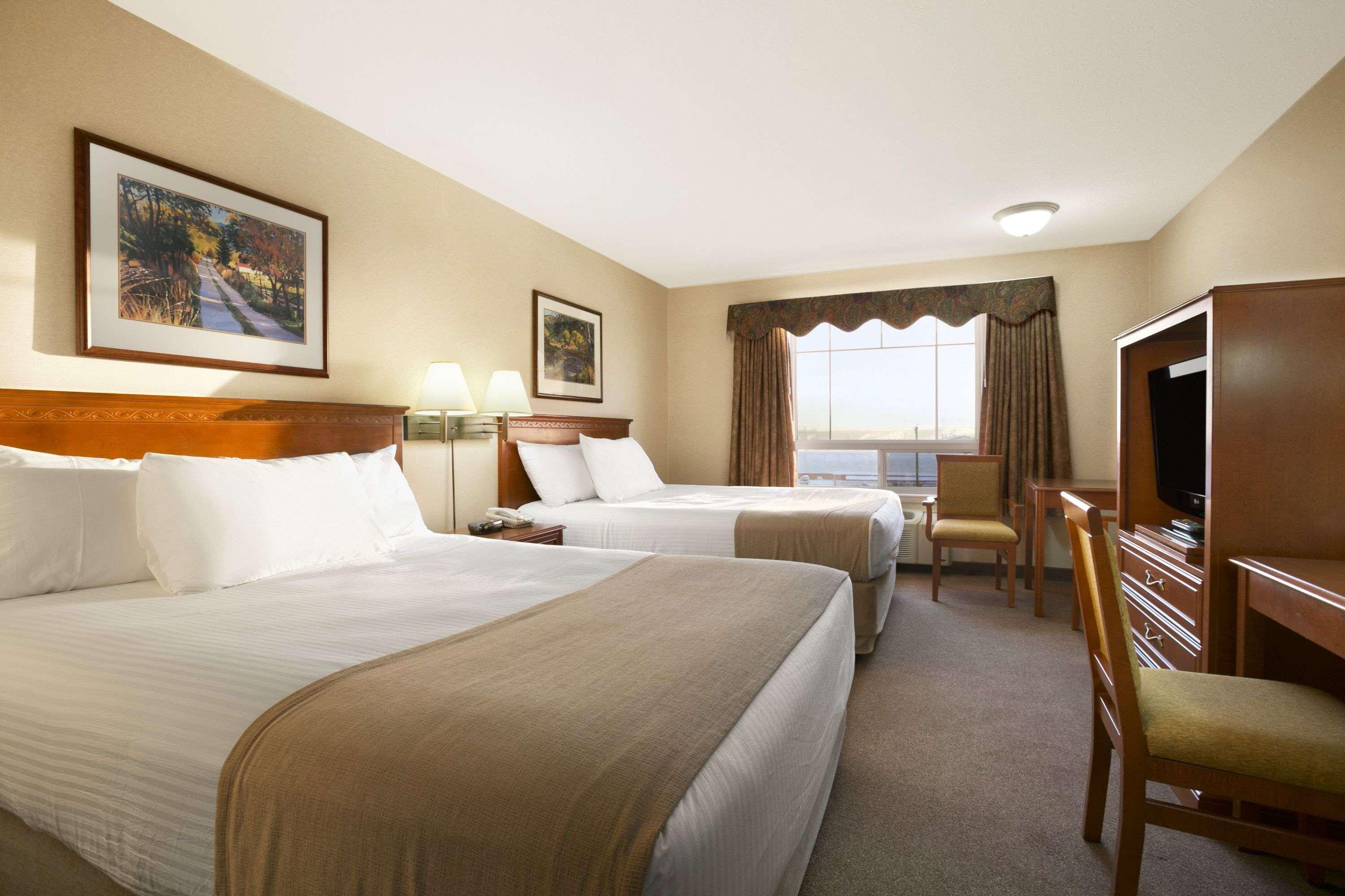 Super 8 By Wyndham High Level Ab Hotel Екстериор снимка