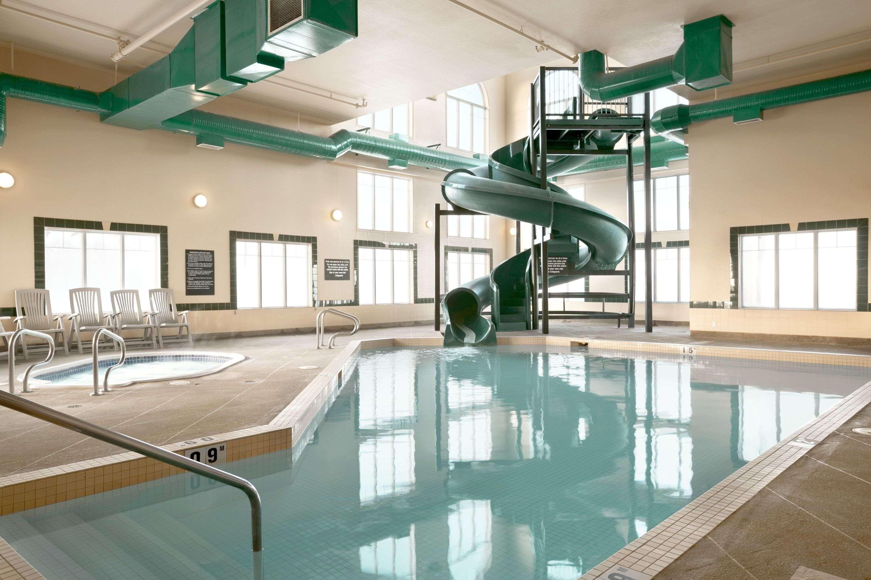 Super 8 By Wyndham High Level Ab Hotel Екстериор снимка