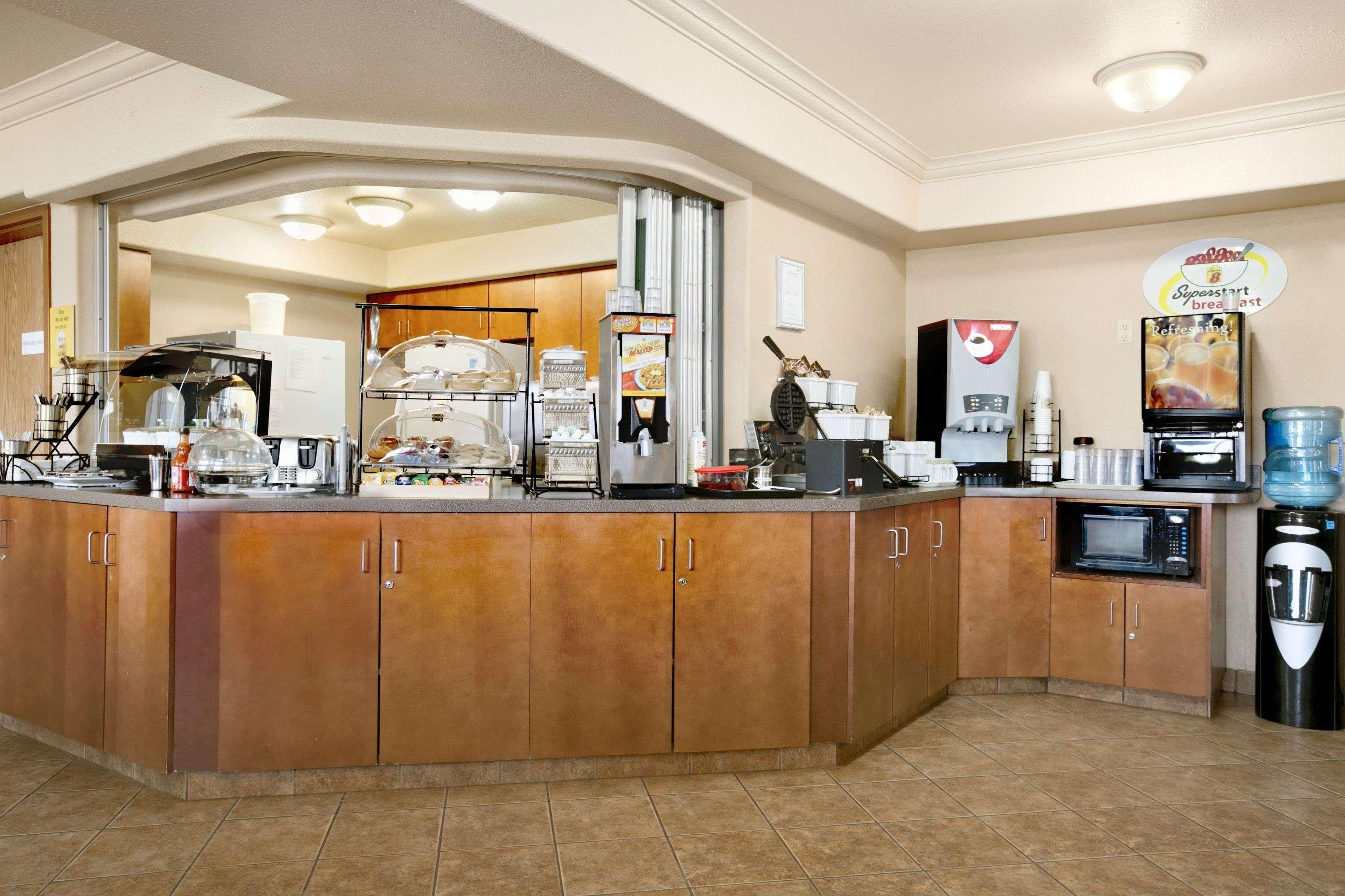Super 8 By Wyndham High Level Ab Hotel Екстериор снимка