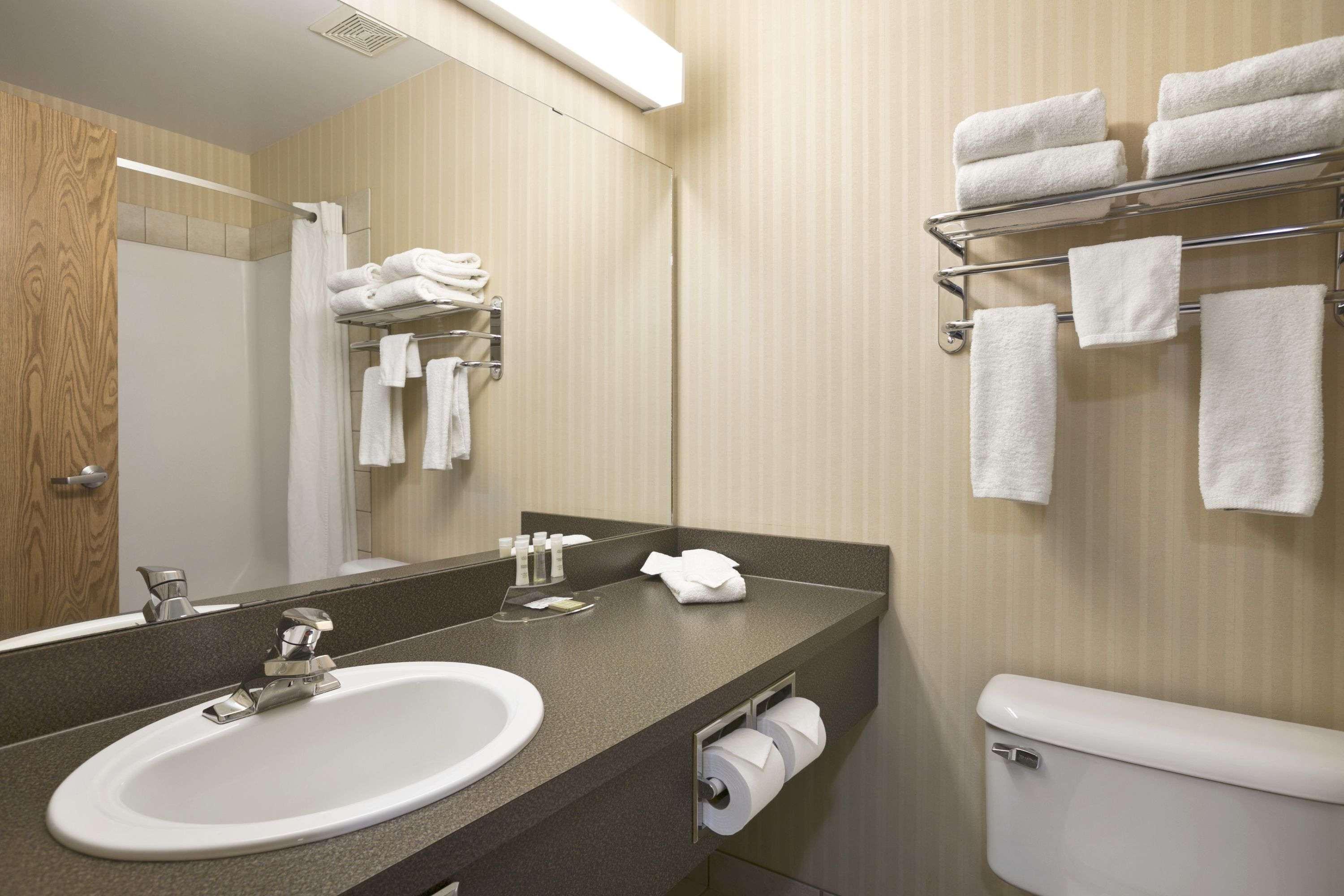 Super 8 By Wyndham High Level Ab Hotel Екстериор снимка
