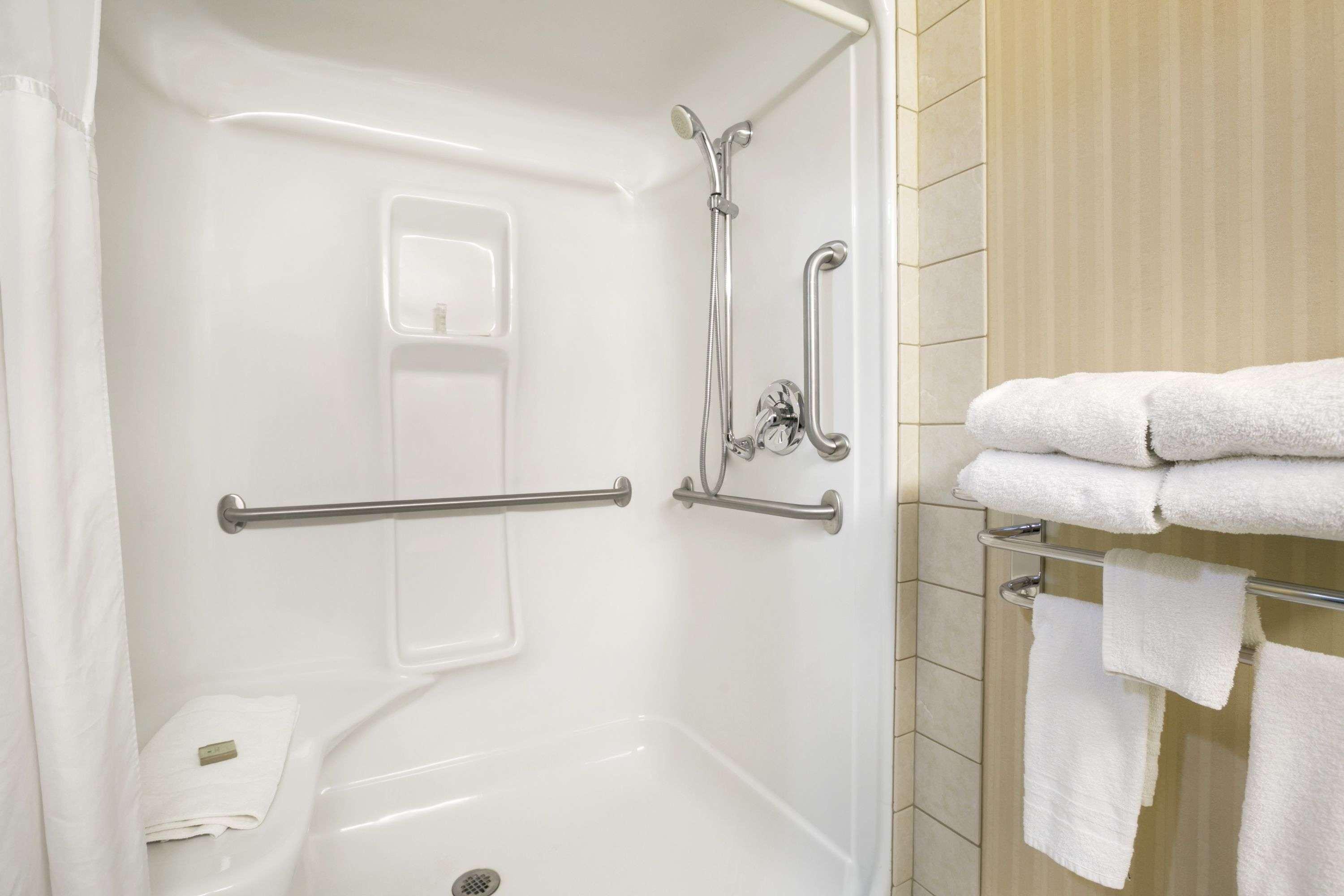 Super 8 By Wyndham High Level Ab Hotel Екстериор снимка