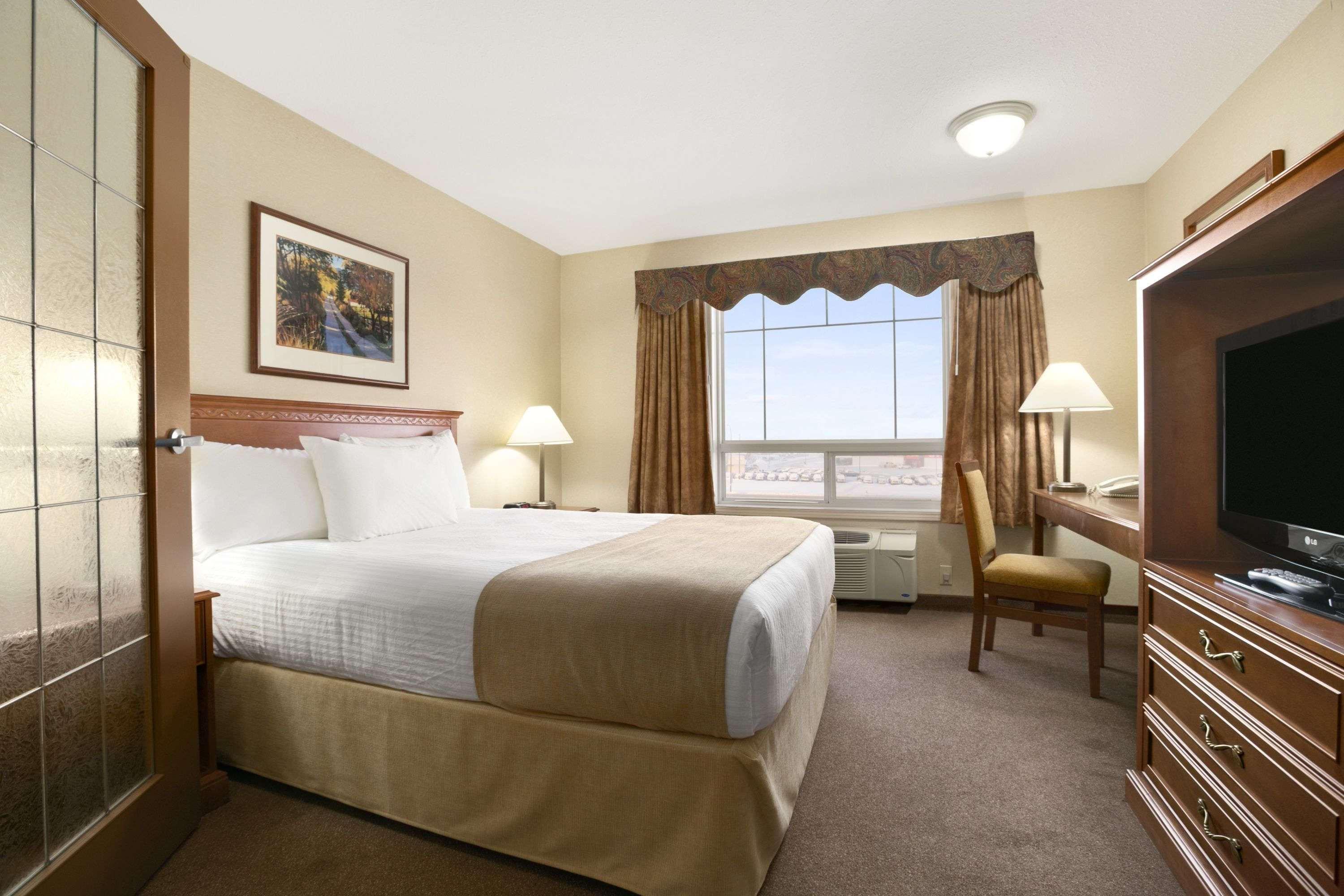 Super 8 By Wyndham High Level Ab Hotel Екстериор снимка