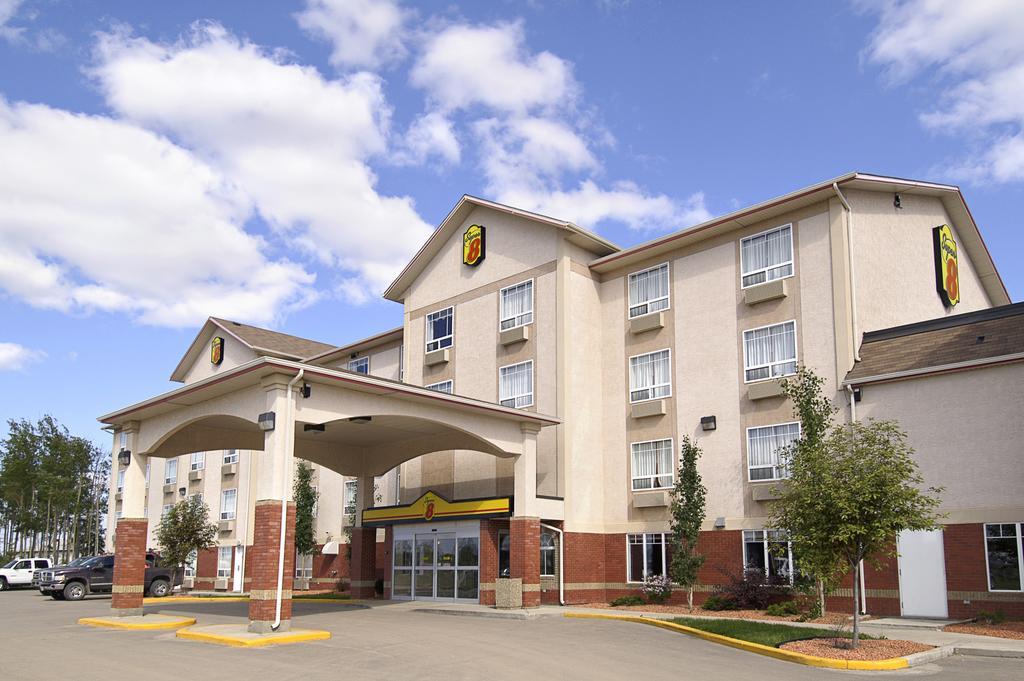 Super 8 By Wyndham High Level Ab Hotel Екстериор снимка